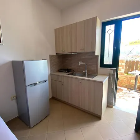 White Stone Apartment Ksamil